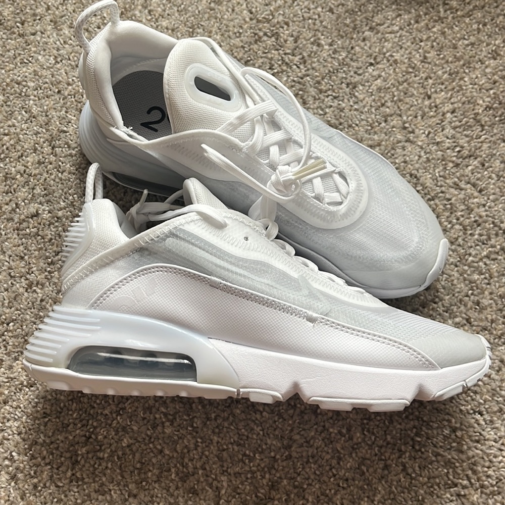 NIKE Air Max 2090 men’s size 7. White. Never been worn, no box